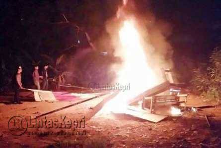 Lapak judi cingkoko atau dadu guncang di komplek Bintan Plaza dibakar oleh tim gabungan,(24/10).