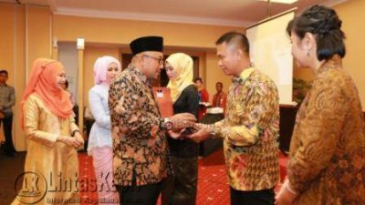 Lis Darmansyah, Walikota Tanjungpinang, memberikan cinderamata sebagai kenangan-kenangan kepada Letkol Pnb I Ketut Wahyu Wijaya,(28/10).