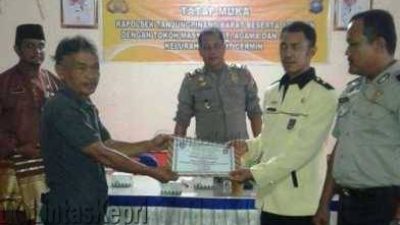 Yusuf Firdaus, Ketua DPD APDESI Kepri menyerahkan piagam kepada Ketua RW 06 Kelurahan Bukit Cermin