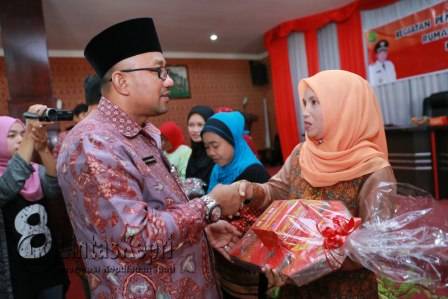 Lis Darmansyah, Walikota Tanjungpinang memberikan bantuan berupa packaging makanan kepada peserta, (12/11).