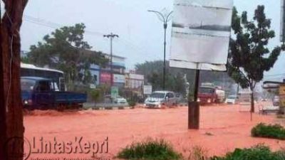 Jalan DI Pandjaitan Km 9 Kota Tanjungpinang digenangi air setinggi 50 Cm, (11/11).