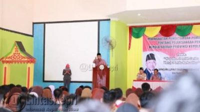 Lis Darmansyah, Walikota Tanjungpinang saat menjadi narasumber pada Sosialisasi Pilkada Kepada Pemilih Pemula, (12/11).