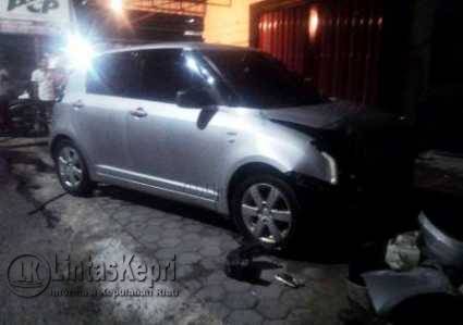 Mobil Suzuki SWIFT menabrak Tiang Listrik, (07/11).