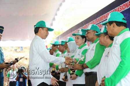 Presiden RI, Joko Widodo menyerahkan penghargaan kepada Walikota Tanjungpinang, Lis Darmansyah, (26/11).