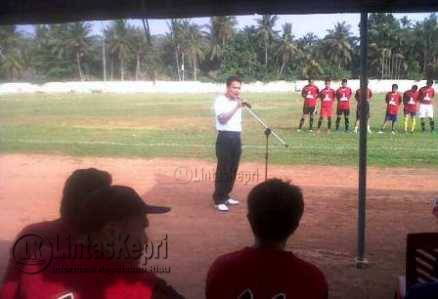Encik Abdul Hajar, Ketua PGRI Kota Tanjungpinang saat memberi kata sambutan, (06/11).