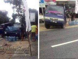 Pick-up Terperosok di Parit Bekas Galian Pipa