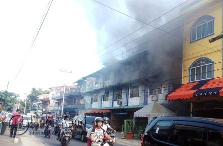 kebakaran di rumah makan Sweet, di Jl Bakar Batu no. 102C dan 102D, Kamis (11/11)