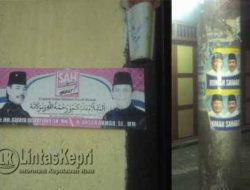 Memasuki Masa Tenang, Poster Cagub Masih Menempel di Rumah Warga