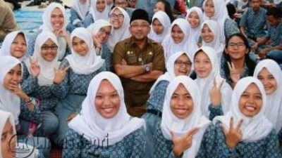 Walikota Tanjungpinang, Lis Darmansyah SH saat Foto Bersama Siswa SMKN 1 Tanjungpinang.