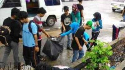 Para Mahasiswa Kepulauan Riau sedang mungut Pungut Sampah Jl. Raja Ali Haji Tanjungpinang