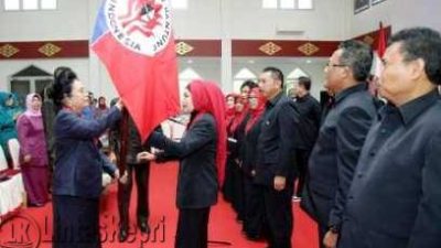 Ketua Umum YJI Pusat, Syahlina Zuhal menyerahkan Bendera Petaka kepada Ketua YJI Kepri H J Yuniarni Pustoko Weni Usai dalantik