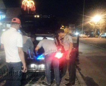 Polisi dari Sektor Tanjungpinang Barat saat Melakukan Pemeriksaan Salah Satu Mobil.