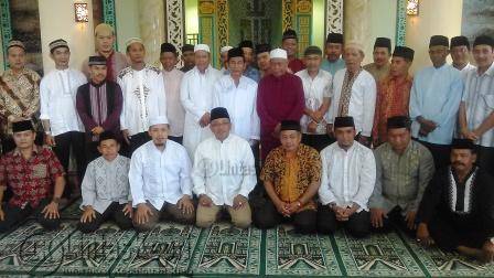 Walikota Tanjungpinang H Lis Darmansyah SH Saat Foto bersama dengan Jamaah Mesjid Baitul Nurul Iman