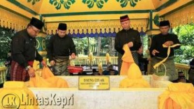 Walikota Tanjungpinang H Lis Darmansyah SH beserta Wawako H Syahrul serta Ketua DPRD Suparno menutup Makam dengan kain Kuning