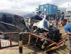 Seruduk Beat dan Pembatas Jalan, Avanza yang Dikemudikan Pria Bertato Remuk