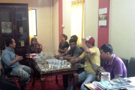 Dirut BUMD Kota Tanjungpinang, Asep Nana Suryana saat berdialog dengan pedagang di Kantor BUMD Jalan Potong Lembu