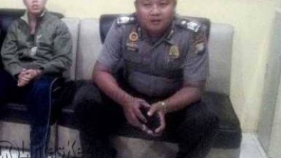 Irfan Fancahyo (Kiri) Oknum CPNS Dinas Kebudayaan Provinsi Kepri yang Digrebek Warga.