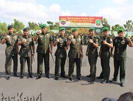 Danrem 033 WP Brigjen TNI Madsuni foto bersama jajaran perwira pada sertijab di Makorem 033 WP di Senggarang Tanjungpinang