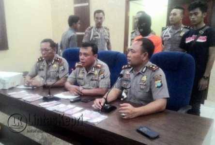Kapolres Tanjungpinang AKBP Kristian P Siagian Tengah saat Ekspos Uang Palsu Selasa (16/02)