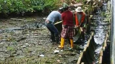 Parit Amburadul di jalan Kuantan yang sedang dikerjakan.