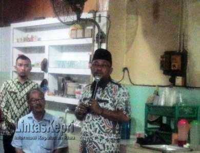 Walikota Tanjungpinang, Lis Darmansyah diacara pembagian paket Imlek kepada 48 RT/RW di kedai kopi Pagi Sore Jalan Merdeka Kota Tanjungpinang.