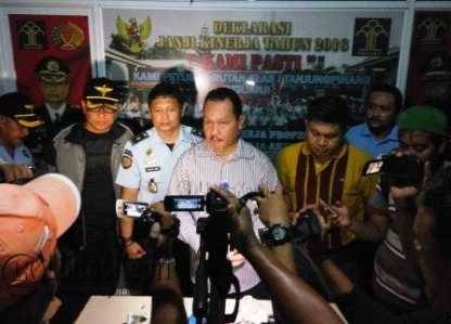 Kepala Kanwil Kemenkumham Kepri, Dahlan Pasaribu (Mengenakan Kemeja Putih) saat Press Release di Rutan Tanjungpinang usai Sidak