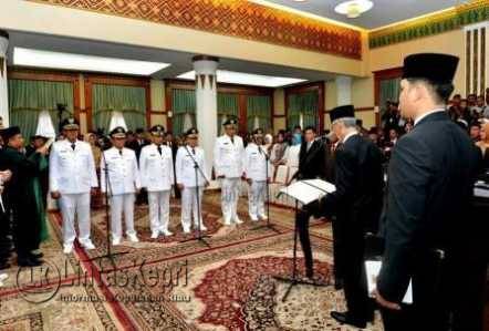 Gubernur Kepri, Muhammad Sani saat melantik 3 Bupati/Wakil Bupati di Gedung Daerah Tanjungpinang, Rabu (17/2)