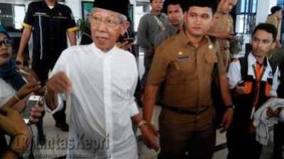 Gubernur Provinsi Kepri HM Sani saat diwawancara wartawan usai menghadiri pengesahan tiga Ranperda menjadi Perda di kantor DPRD Kepri Dompak