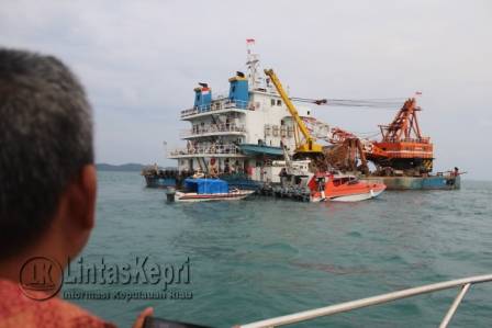 Kapal Salvage 8 saat ditangkap diamankan Poskamla TNI AL IV Pos Penjagaan Desa Cempa, di Perairan Lingga, Minggu (26/3) Siang.