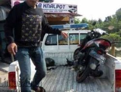 Tabrak Mobil Pick UP, Pengemudi Motor Patah Kaki