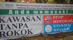 Inilah spanduk bertuliskan kawasan tanpa rokok di RSUD namun hanya slogan saja