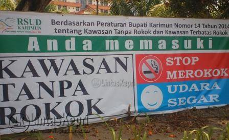 Inilah spanduk bertuliskan kawasan tanpa rokok di RSUD namun hanya slogan saja