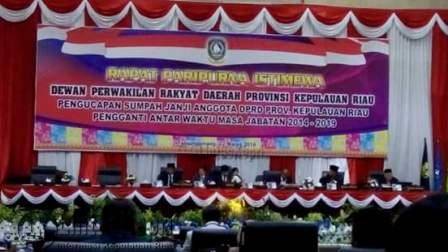 Ketua DPRD Kepri Jumaga Nadeak memimpin paripurna istimewa terbuka pengucapan sumpah janji anggota DPRD pengganti antar waktu perode 2014-2019