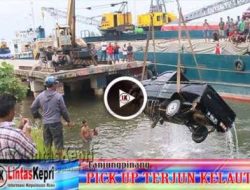 Video Mobil Pick Up Terjun Kelaut