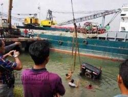 Mobil Pick Up Terjun Ke Laut