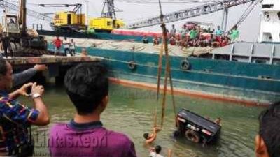 Mobil Pick Up Terjun Ke Laut