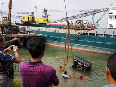 Saat evakuasi Mobil Pick Up terjun kelaut di Pelabuhan Sri Payung Tanjungpinang