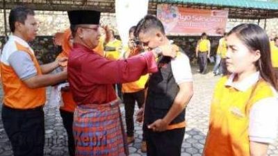 Wakil Bupati Bintan, Dalmasri Syam melakukan Penyematan Atribut Petugas Sensus Ekonomi, di Halaman kantor BPS Kabupaten Bintan, Jumat (18/3).