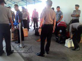 Terlihat aparat kepolisian gabungan razia penumpang dan barang di pelabuhan Sri Bintan Pura Tanjungpinang
