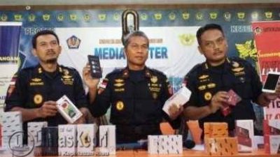 Kepala Kanwil DJBC Khusus Kepri, Parjiya (tengah) Saat Memperlihatkan Barang Tangkapan