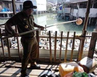 Walikota Tanjungpinang, Lis Darmansyah saat mengangkat sampah dari laut pesisir rumah penduduk di Pelantar 3