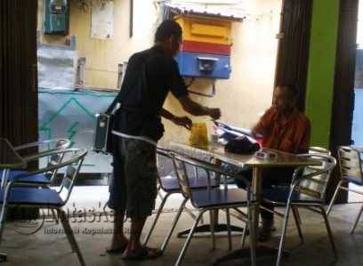 Pengemis ketika meminta sejumlah uang kepada pelanggan di salah satu kedai kopi di Kabupaten Karimun