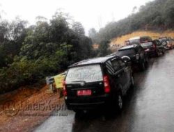 Bus Wagub dan Rombongan Terjebak Lumpur