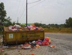 Sampah Menggunung di Pasar Baru Bukit Tembak