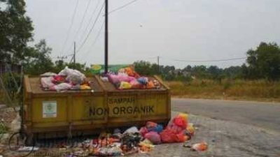 Tumpukan sampah di tempat penampungan (Bak) sampah sementara Pasar Baru Bukit Tembak menggunung.