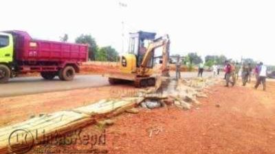 Alat berat robohkan pagar Djodi Wirahadikusuma