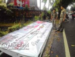 Baliho Raksasa Tumbang Diterpa Angin