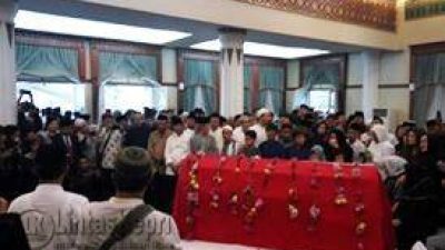 Jenazah almarhum Gubernur Provinsi Kepri HM Sani tiba di Gedung Daerah Tanjungpinang