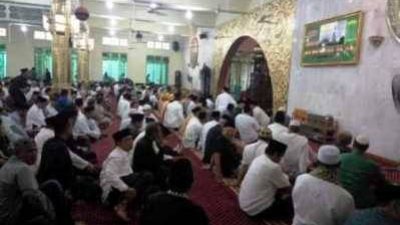Masjid Al Hikmah Tanjungpinang dipenuhi warga yang akan ikut sholat jenazah almarhum HM Sani