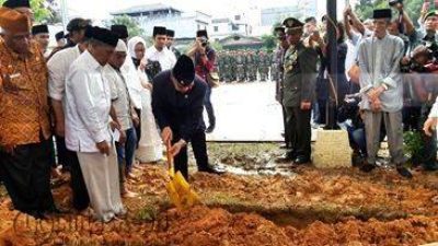 Mendagri RI memasukkan tanah kedalam liang lahat saat prosesi pemakaman almarhum Gubernur Provinsi Kepri HM Sani